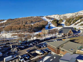 Appartement rénové au cœur de Super Besse avec balcon et parking privé - FR-1-814-81